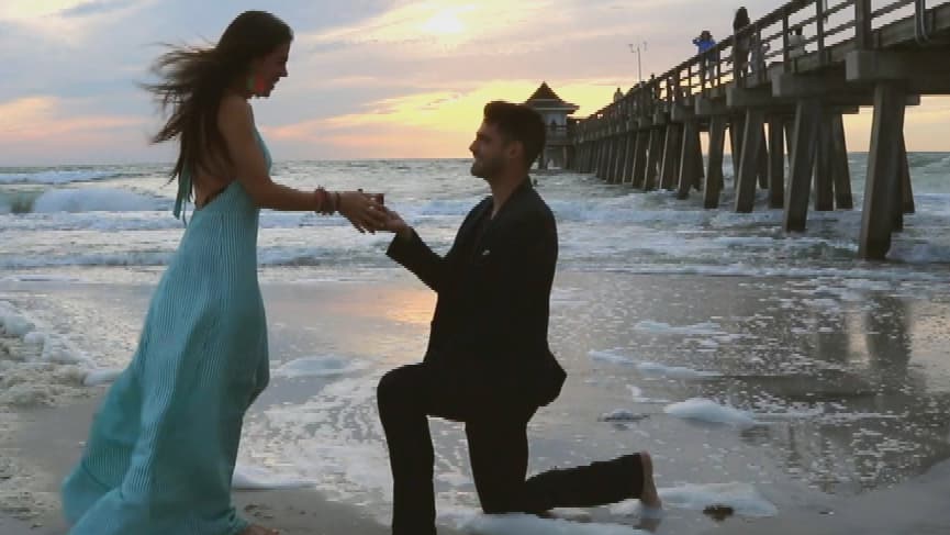 El pasado 8 de marzo el colaborador de El Gordo y La Flaca 
<b><a href="https://www.univision.com/shows/el-gordo-y-la-flaca/nuestro-roberto-hernandez-le-propuso-matrimonio-a-su-novia-en-la-playa-de-la-manera-mas-romantica-video">contó cómo fue el especial momento</a></b>: "Ella no sabía, nos fuimos a Naples para ver el atardecer, es un lugar especial de nosotros que siempre hemos tenido citas ahí y la sorprendí".