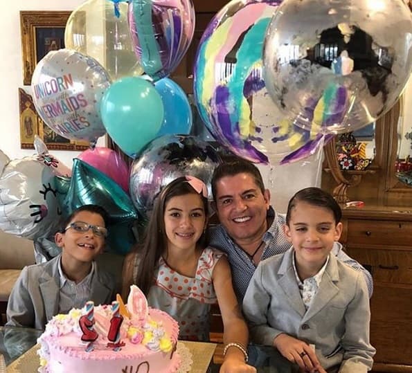 Aunque aceptó que le gustan las "familias grandes", aclaró que no busca tener tantos hijos como "para mantener a un equipo de futbol" de 11 integrantes.