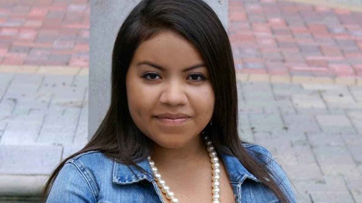 MAYO:
<b><a href="http://www.univision.com/houston/kxln/noticias/arrestos/imputan-cargos-de-homicidio-a-sujeto-que-causo-accidente-en-el-que-murio-una-jovencita"> Jocelynn Valero</a></b>, de 18 años, perdió la vida luego de que el vehículo en el que viajaba con su novio fue impactado por una camioneta cuyo conductor manejaba intoxicado y huía de la policía. La joven iba rumbo a su casa tras celebrar su graduación de la escuela.