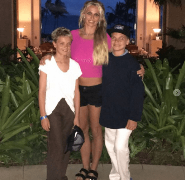 Con la firma de los papeles del divorcio, ella no tenía la custodia de sus hijos, por lo que solamente tenía ooportunidad de verlos dos veces al día y una noche a la semana los pequeños podían quedarse con ella.