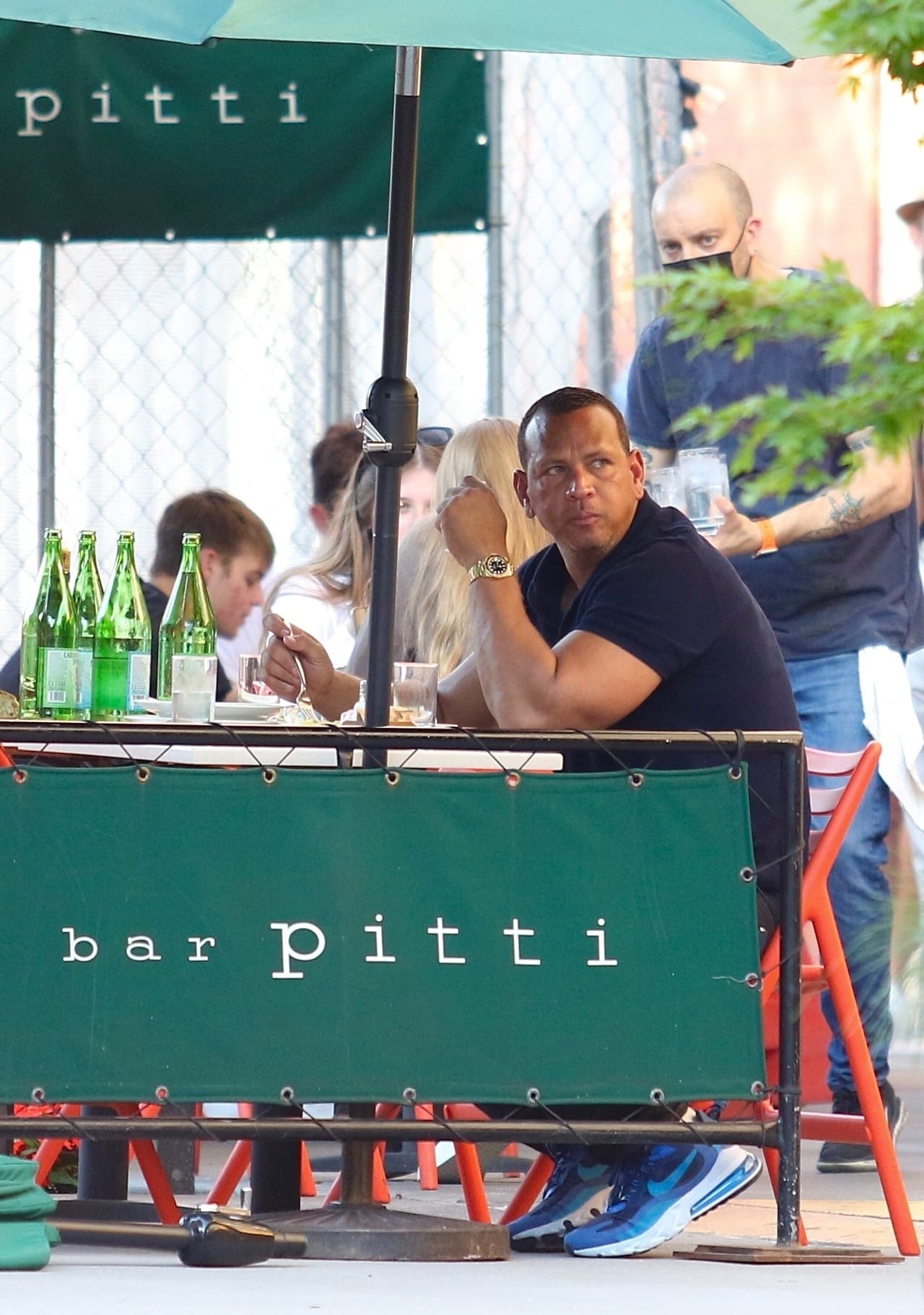 El expelotero parecía triste, mientras comía solo en el restaurante Bar Pitti en el centro de Manhattan.
<br>