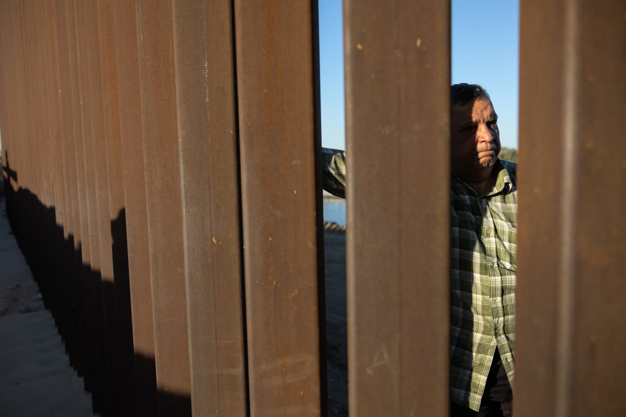 El inmigrante cubano Félix Bermúdez, de 56 años, se encuentra junto a la valla fronteriza entre Estados Unidos y México después de viajar con su familia el 27 de septiembre de 2022 en Yuma, Arizona. Habían dejado su provincia central cubana de Camagüey casi tres semanas antes, volando a Nicaragua antes de viajar por tierra a través de América Central y México para llegar a los Estados Unidos para buscar asilo político. La cantidad de inmigrantes que cruzan a EEUU en 2022 será la más alta en la historia reciente, superando los máximos históricos de 2021. Muchos inmigrantes que cruzan a los Estados Unidos a través de Yuma son cubanos.
