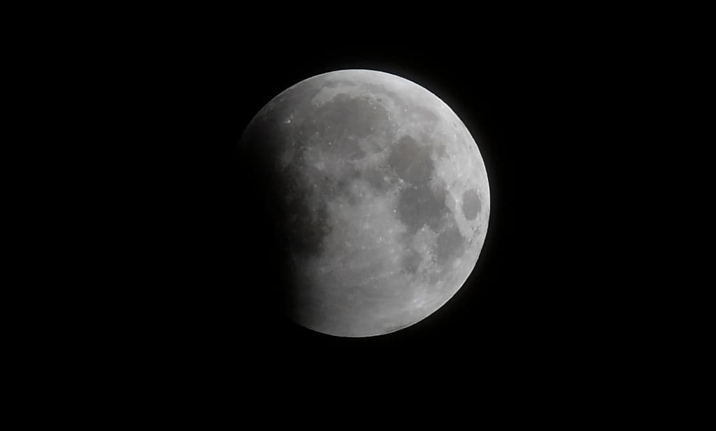 Comenzando a aparecer el eclipse en la luna, visto desde Santa Monica, California. 
<b>No todas las superlunas ni todos los eclipses lunares pueden verse rojos, </b>por lo que esta ha sido una oportunidad especial.