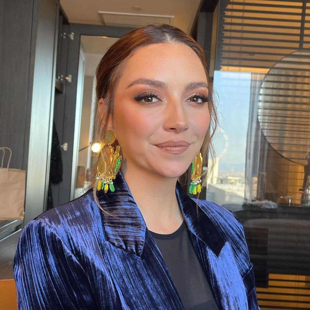 <b>Regina Blandón</b>
<br>En la Feria Internacional de Cine de Guadalajara en 2021, la actriz de 'La Familia P. Luche' lució un saco azul de terciopelo, sobre una blusa semitransparente negra y acompañó su outift con unos grandes pendientes dorados con pequeñas plumas azules y verdes.