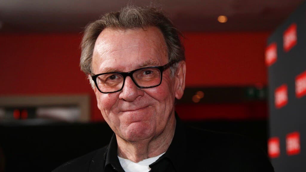 ARCHIVO. El actor Tom Wilkinson posa para los fotógrafos a su llegada a la proyección de la película "Denial" en el centro de Londres, el lunes 23 de enero de 2017. Wilkinson murió repentinamente el sábado a los 75 años de edad.