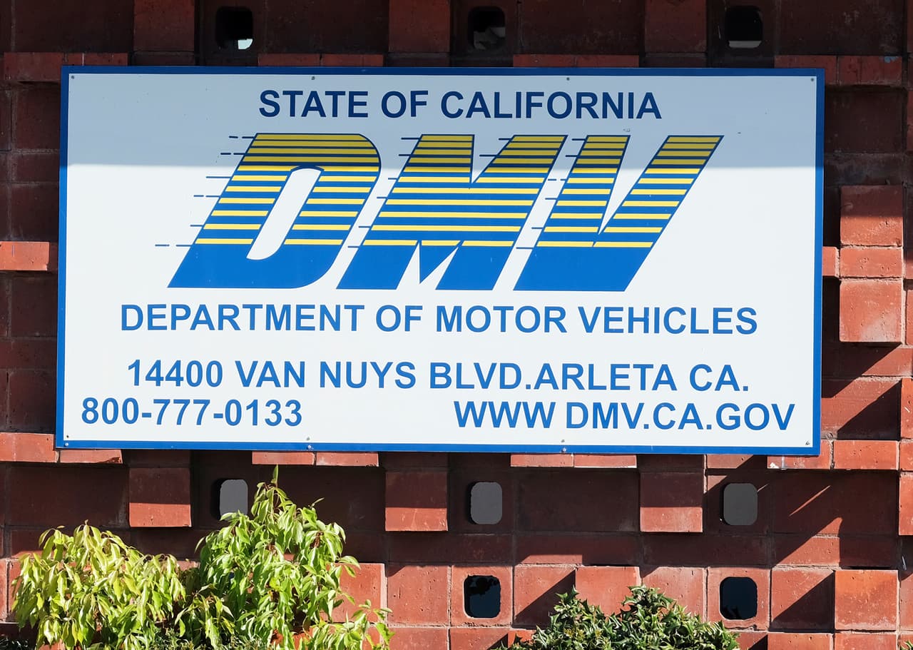 En el nuevo
<b> <a href="https://realid.dmv.ca.gov/" target="_blank">sitio web del DMV de California</a> se explica paso a paso </b>cómo obtener una cita, llenar la aplicación y cuál es la oficina más cercana donde puedes tramitar tu Real ID. Además, puedes obtener una
<b> </b>
<a href="https://realid.dmv.ca.gov/your-real-id-checklist/" target="_blank">lista completa de documentos elegibles para ser presentados. </a>