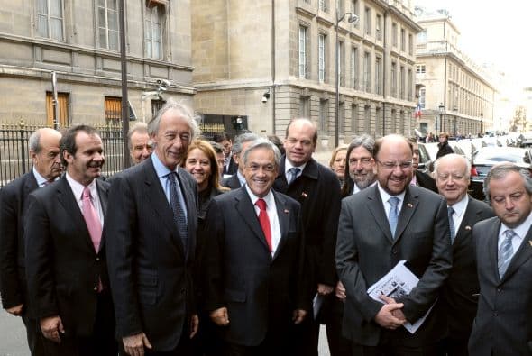 Piñera, que llegó a París el martes procedente de Londres, viaja también acompañado por su esposa, Cecilia Morel, con quien visitará el apartamento parisino donde en 1912 se instaló su abuelo español, José Piñera Figueroa, y donde nació su padre, José Piñera Carvallo.