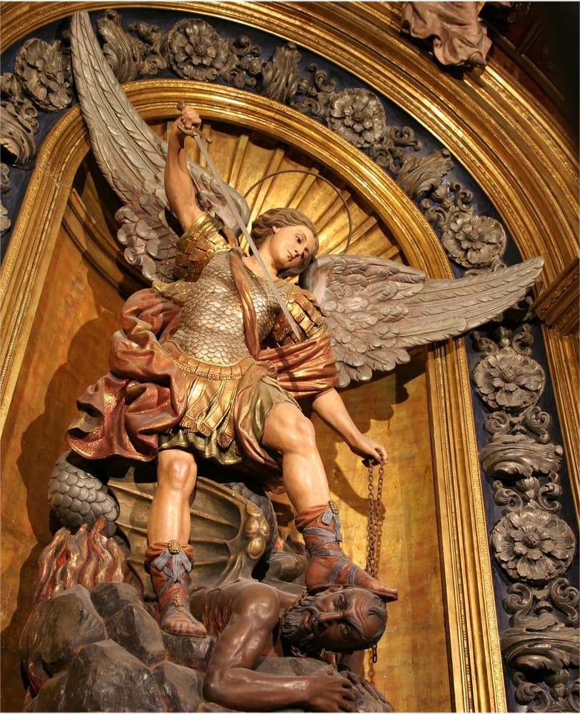 Como el patrón de las comunicaciones, Gabriel es el mensajero de Dios, y ayuda en esas labores a profesiones como escritores, maestros, periodistas o artistas para crear sus mensajes y obras, por lo que se le invoca para encontrar la creatividad, inspiración y motivación para plasmar sus objetivos y habilidades.