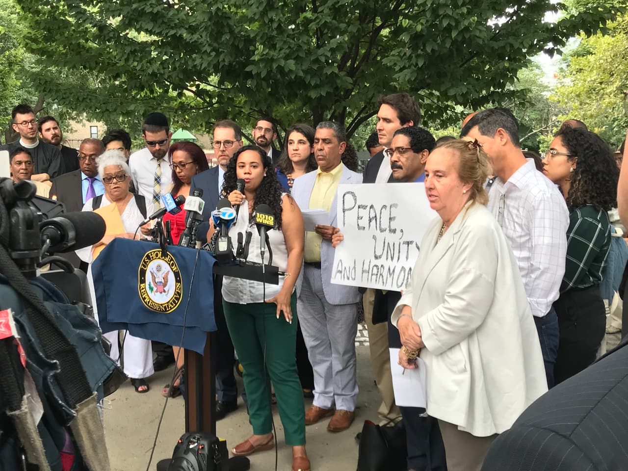 'Paz, Unidad y Armonía', rezaba el cartel de uno de los presentes, quienes además criticaron la actitud del presidente Trump frente a la tragedia, ignorando el control de armas que a su juicio requiere la nación.