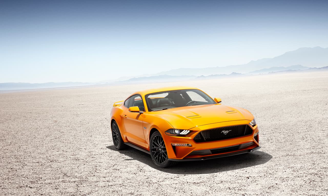 <b>Ford Mustang 2018</b>
<br>
<b>Precio a partir de: 25,680 dólares</b>
<br>Los muscle cars pueden ser divertidos y cómodos para el conductor y el Mustang es prueba de ello. La opción base cuenta con un motor cuatro cilindros EcoBoost de 2.3 litros, 310 caballos de fuerza y torque 350 libras-pie de torque.