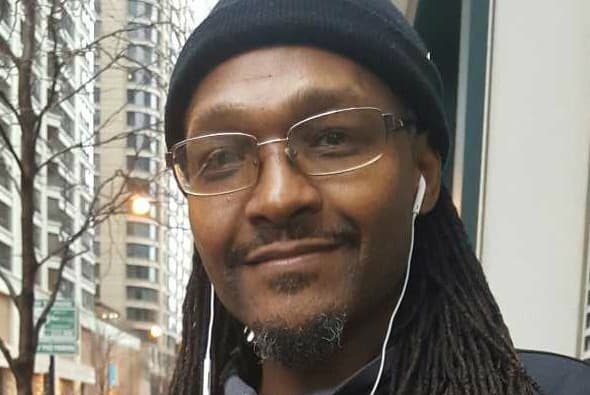 Lamaro Parker, quien es encargado de limpieza, no le pondría calificaciones tan altas, aunque tampoco lo reprueba. "Le faltó hacer más por la comunidad afroamericana e hispana. Pudo habernos ayudado más. La tuvo difícil porque no le dejaron trabajar, pero ahora están los 
<i>Rockefellers</i>, la gente con dinero, y vamos a ver cómo nos va".