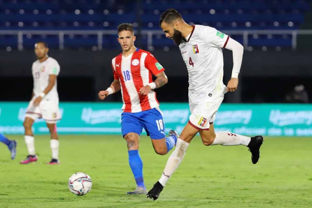 Héctor Martínez y Kaku son los encargados de regresar a Paraguay a la pelea por su lugar para el mundial y vencen 2-1 a Venezuela.