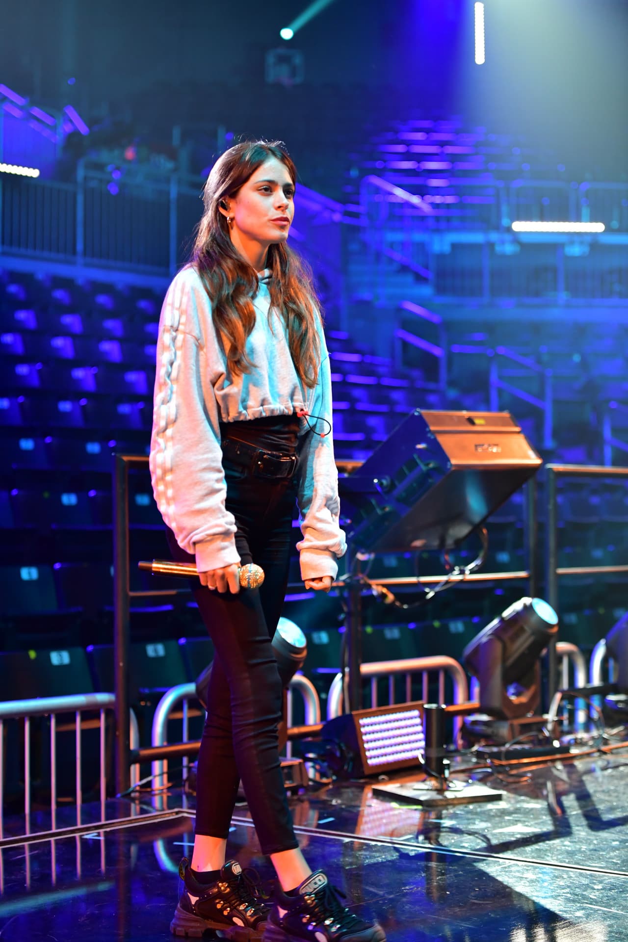 La actriz y cantante argentina se colocó a un costado del escenario, en espera de su novio, Sebastián Yatra.