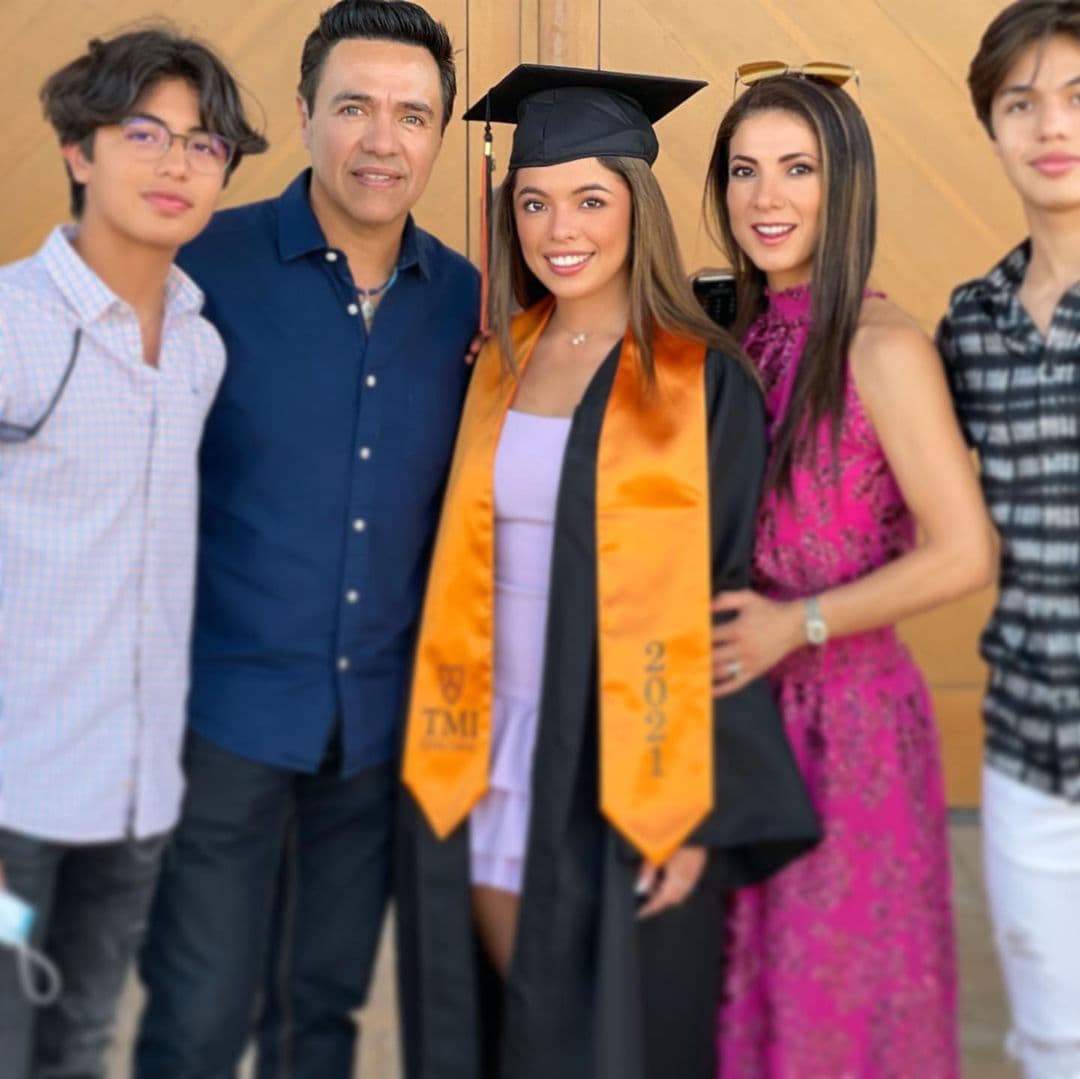 Una de las satisfacciones más grandes en familia se las ha dado su hija Sara, de 18 años, quien recientemente se graduó de preparatoria.