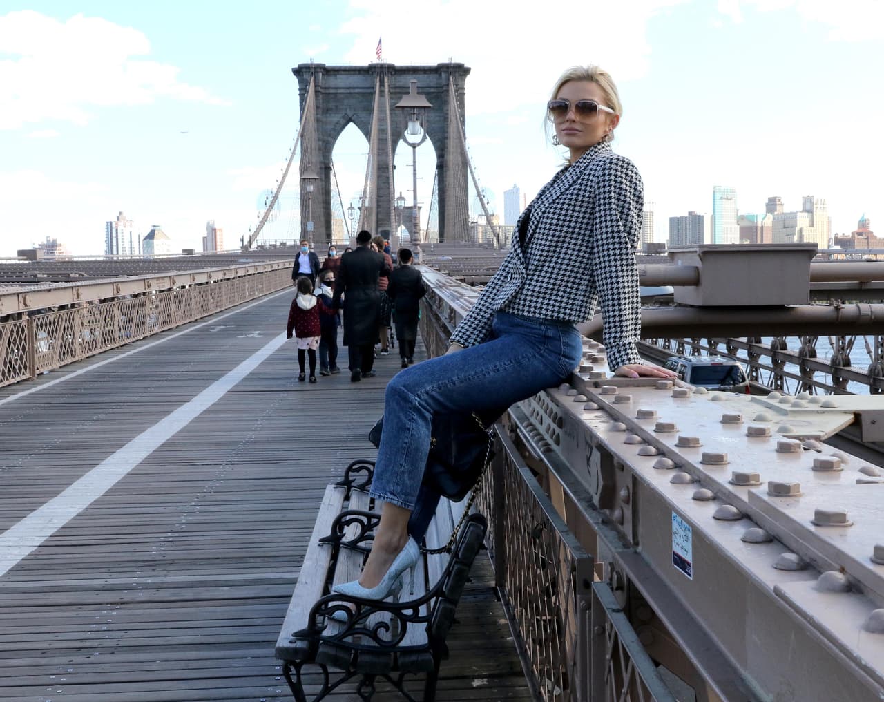 La novia de Gabriel Soto
<b><a href="https://www.univision.com/famosos/irina-baeva-presume-los-zapatos-de-395-dolares-que-le-presto-sarah-jessica-parker-para-un-shooting-en-nueva-york-fotos" target="_blank"> los portó con estilo</a> </b>desde el Puente de Brooklyn para una sesión de fotos. 
<br>