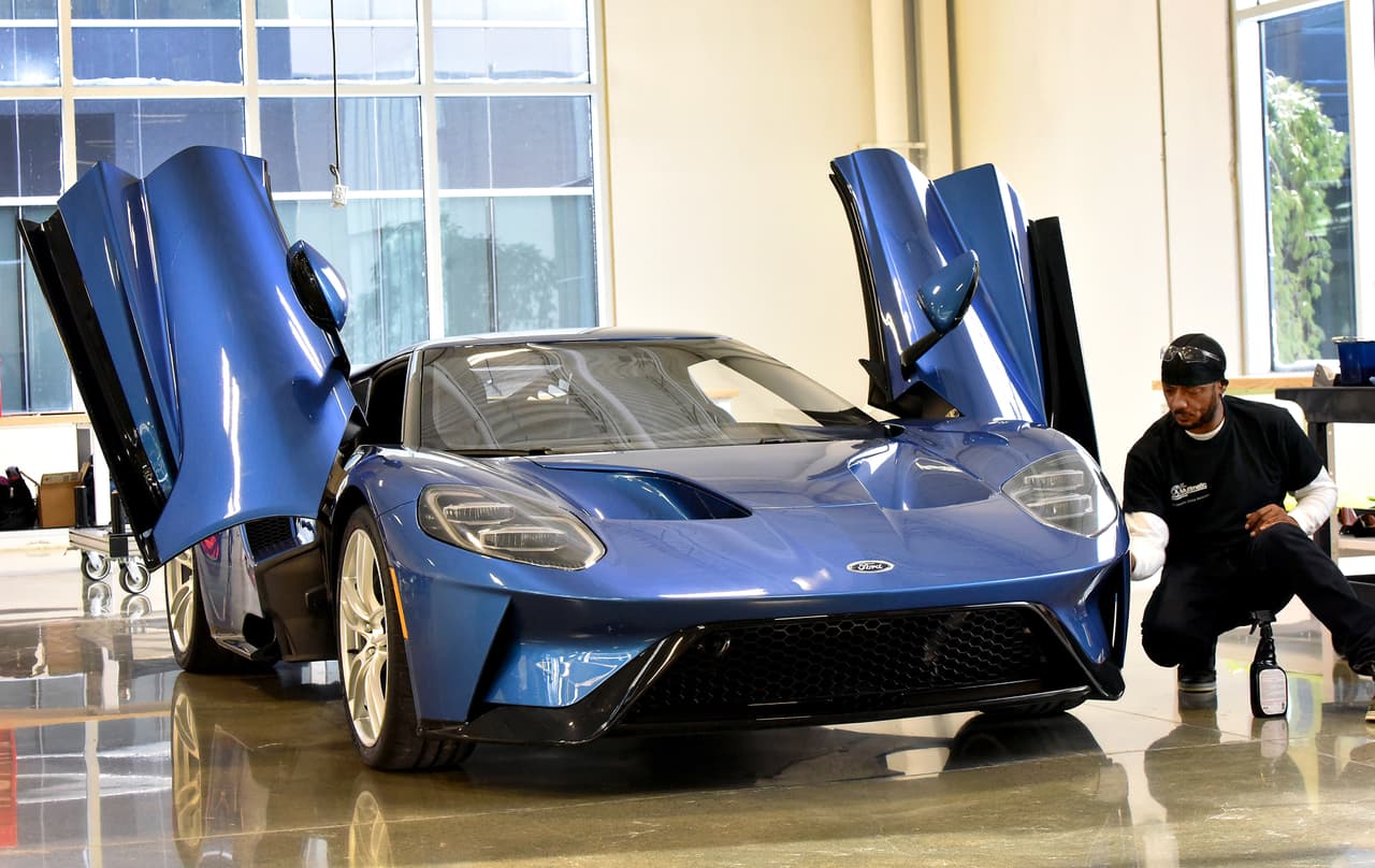 Un empleado de la planta de ensamblaje inspecciona detalles de una unidad del Ford GT en proceso de fabricación.
