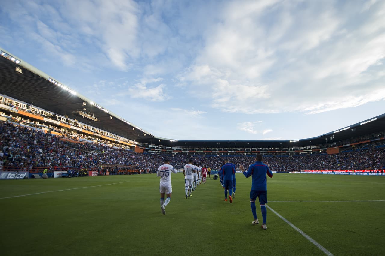 Se vivió un gran ambiente en el estadio Hidalgo y así salieron los equipos al terreno de juego.