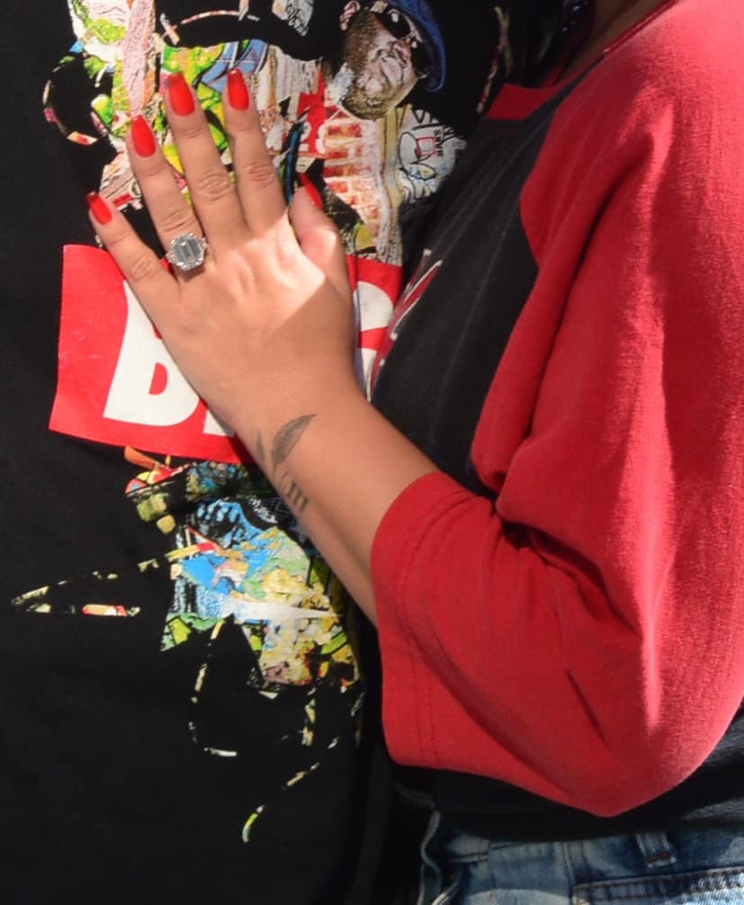 "Lo que lo hace especial es que es un 
<b>corte esmeralda</b> que fue engastado a mano en platino y flanqueado en todos los lados por diseños de diamantes más pequeños en forma de trapecio", explica TMZ. 
<br>