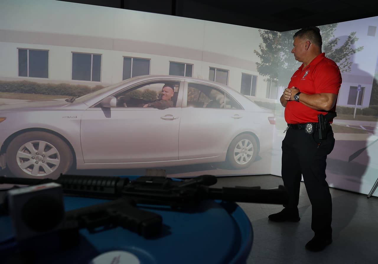 El entrenamiento incluye los movimientos y posiciones que los oficiales deben realizar al interactuar con un ciudadano, incluso antes de que se cometa un delito.