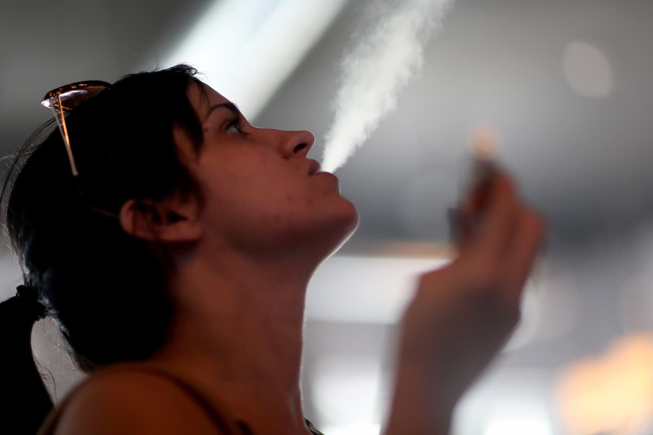 Si tiene preguntas acerca de la investigación de los CDC de las lesiones pulmonares asociadas al uso de productos de cigarrillos electrónicos o vapeo, comuníquese con 
<a href="https://wwwn.cdc.gov/dcs/ContactUs/Form">CDC-INFO</a> o llame al 800-232-4636.