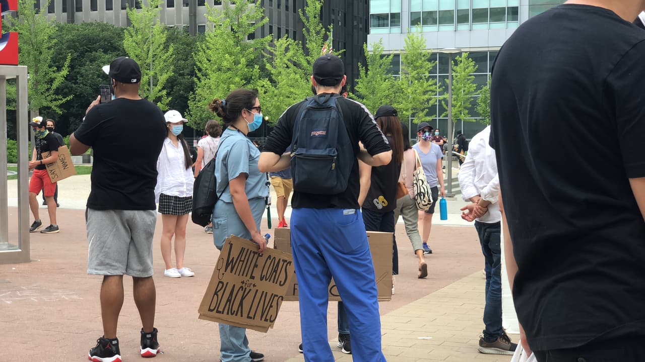 La manifestación contó con la participación de personas de todas las edades y profesiones. Varios médicos y profesionales de la salud, al salir de su turno acudieron al área de LOVE Park desde donde portaban mensajes en apoyo al movimiento Black Lives Matter. 
<br>