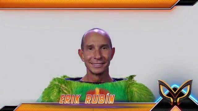 Aunque, Adrián Uribe no lo podía creer, se reveló que la identidad de Perezoso era su gran amigo, el cantante, Erick Rubín.