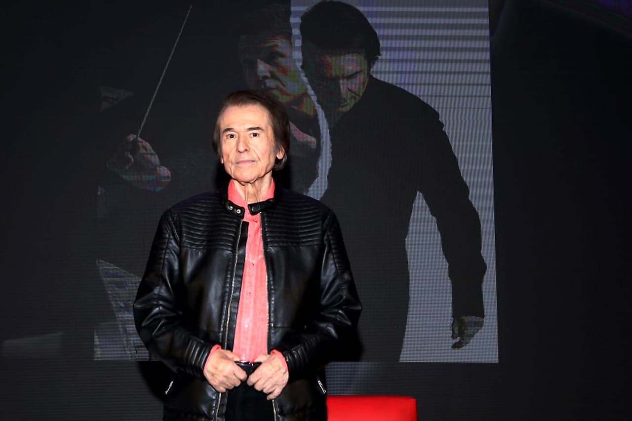 La música latina se vestirá de gala y en esta edición 32 será Raphael quien reciba el Premio Lo Nuestro a la Excelencia, además de deleitar al publico con un performance especial, ya que tendrá dos invitados. 
<br>