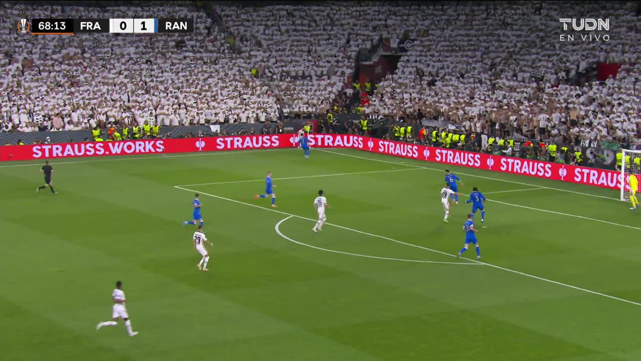 ¡GOL!  anota para Eintracht Frankfurt. Rafael Borré