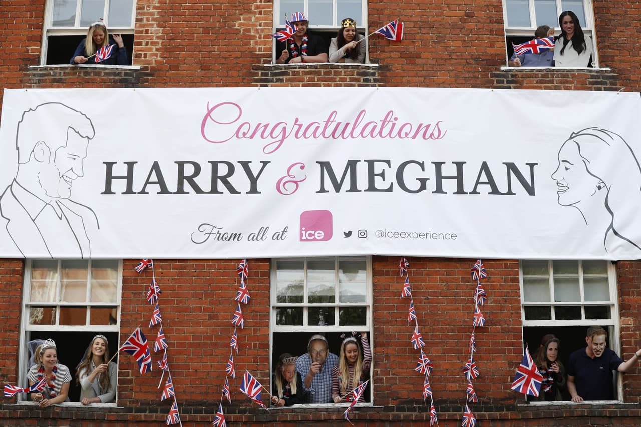 Desde edificios cercanos al castillo, los curiosos se asomaban por las ventanas intentando ver a los príncipes.