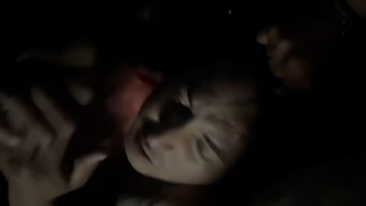 “Uno de los muchachos lo cogió y lo botó al piso, lo golpeó a él porque se quería escapar”, añadió.
<br>