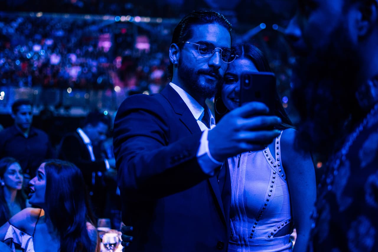 Todos quisieron tomarse fotos con él, mientras su Natalia se distrae al fondo connversando con otros invitados.