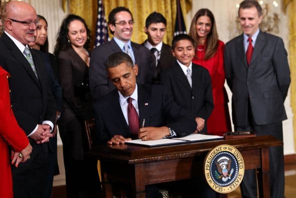 Obama también quiere que el dinero se utilice para mejorar las escuelas comunitarias.
