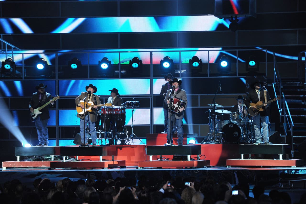 En 1995 lanzaron el disco 'Otro mundo' y en su primera gira de promoción, cuyo destino fue el estado de California, Estados Unidos, les tocó alternar con Los Tigres del Norte.
<br>