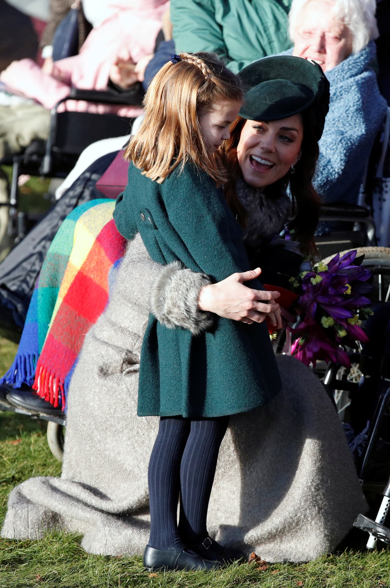 Un detalle que no pasó desapercibido fue cuando el pequeño
<b> James Heather</b> le obsequió un ramo de rosas blancas a la princesa Charlotte y ella se negó a dárselo a un ayudante real. 
<b><a href="https://twitter.com/dolly_birds85/status/1209823833903050752" target="_blank">Más bien la pequeña decidió cargarlas en lo que restó de la caminata</a></b>, junto con su flamingo rosa, un gesto que no es común en los miembros de su familia.