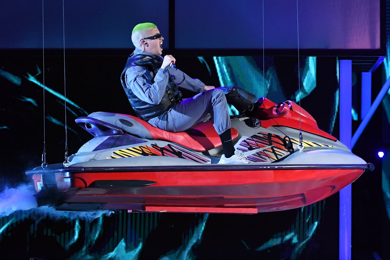Bad Bunny, quien interpretó sus éxitos 
<b><a href="https://www.univision.com/entretenimiento/anuel-aa-hace-referencia-a-una-cancion-de-bad-bunny-mientras-se-divierte-a-200-millas-en-un-jetski-video">'200 MPH'</a></b> y 'Tenemos que hablar', ganó en cuatro categorías.