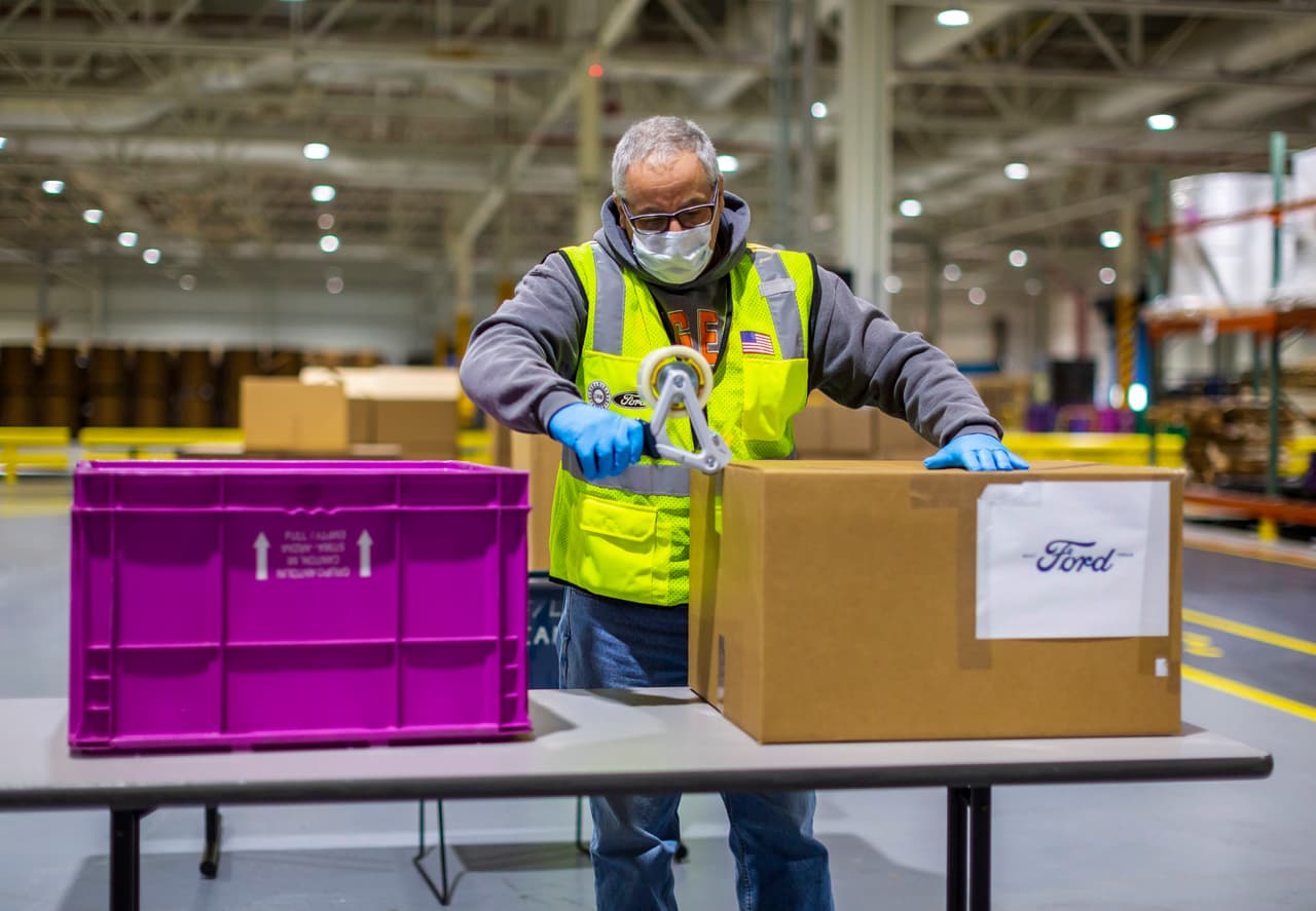 Producción de mascarillas faciales en la planta de transmisiones de Ford en Sterling Heights, Michigan.
