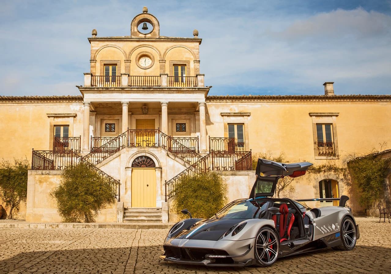 Con este superdeportivo, Pagani expresa su ánimo de crear el hyper-auto más liviano globalmente homologado.
