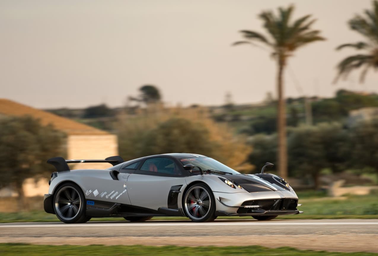 Su denominación es un homenaje a Benny Caoila, el primer comprador de un automóvil de esta marca y amigo personal del fundador de la misma, Horacio Pagani.