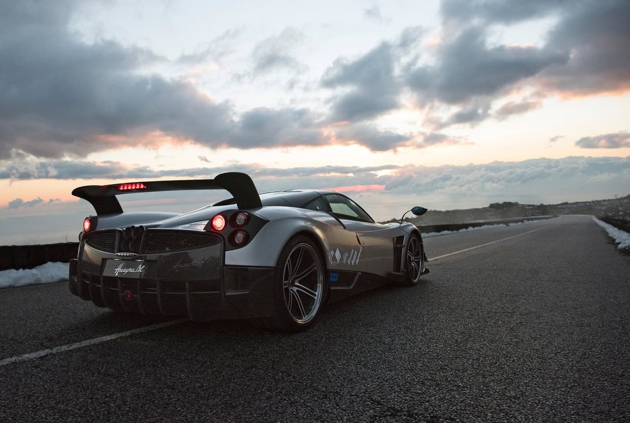 Una de las grandes mejoras se advierte cuando el vehículo se posa en la báscula: el peso de Huayra BC es 290 libras inferior en relación al Huayra Coupé presentado en 2012.