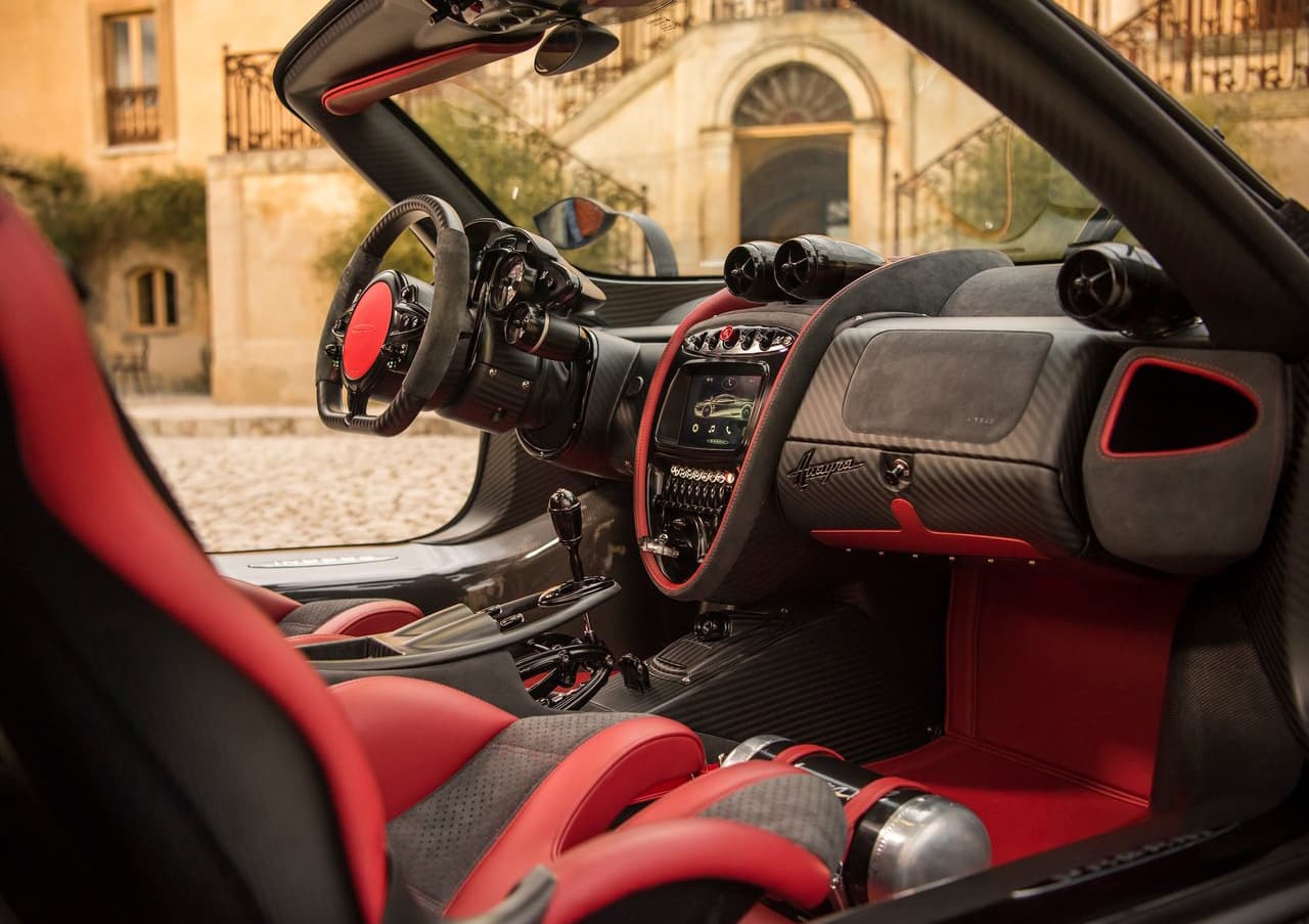 Al interior se advierte una pantalla central y una serie de acabados sin duda lujosos. La estética es minimalista, un signo de Pagani, con el protagonismo de un volante recubierto en gamuza que promete buen agarre.