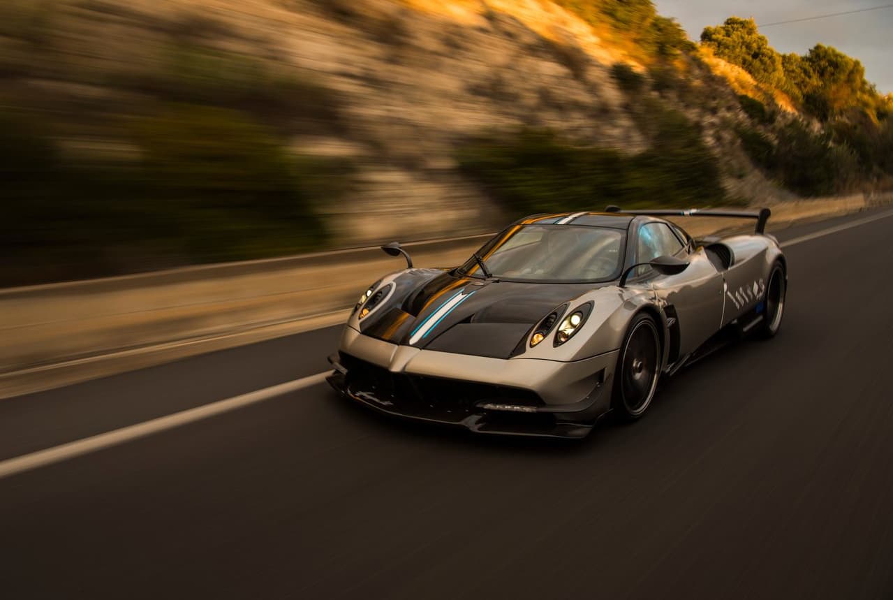 La nueva transmisión es una secuencial XTRAC, automática de 7 marchas. La misma pesa un 40% menos en relación a la utilizada en otros vehículos de la marca.