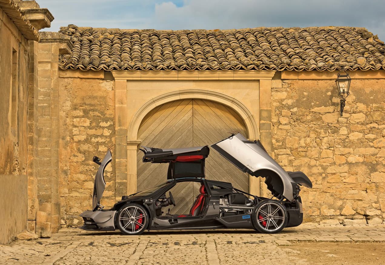 Debajo del capó de Huayra BC ruge un motor AMG V12 de 6.0 litros biturbo que entrega más de 750 HP, desarrollado por Mercedes AMG en exclusivo para Pagani.