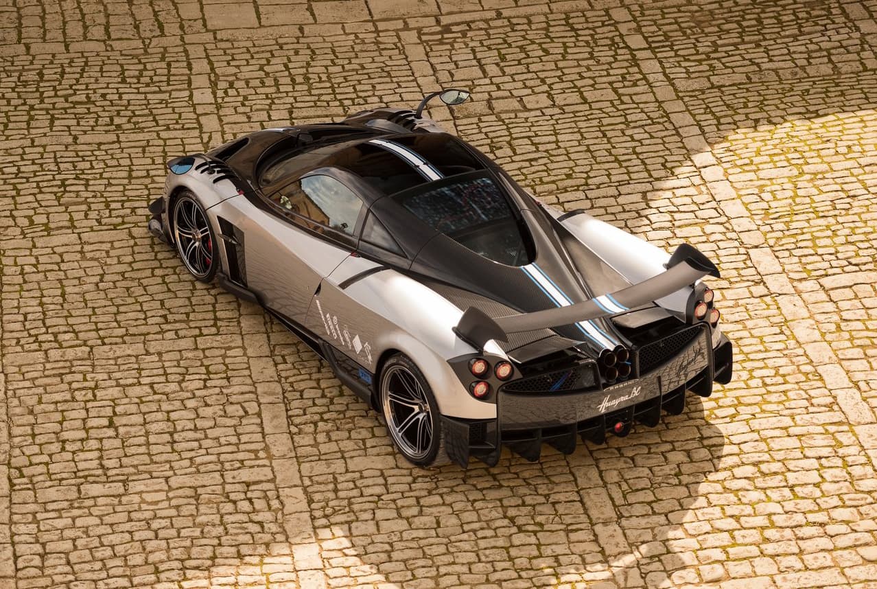 También para reducir su peso, se ha reemplazado el alerón trasero por uno fabricado en fibra de carbono, han colocado llantas forjadas, un sistema de escape en titanio, y un sistema de suspensión empleado en la industria aeronáutica que es 25% más liviano y 50% más resistente.