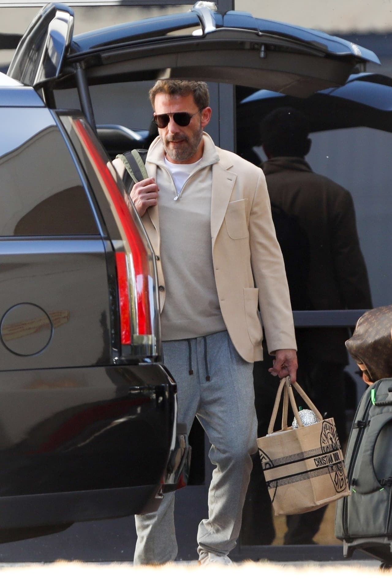 En el viaje de regreso de Italia, donde pasó su segunda luna de miel con Ben, a Los Ángeles, Jennifer también utilizó el espacioso y lujoso bolso. 
<br>