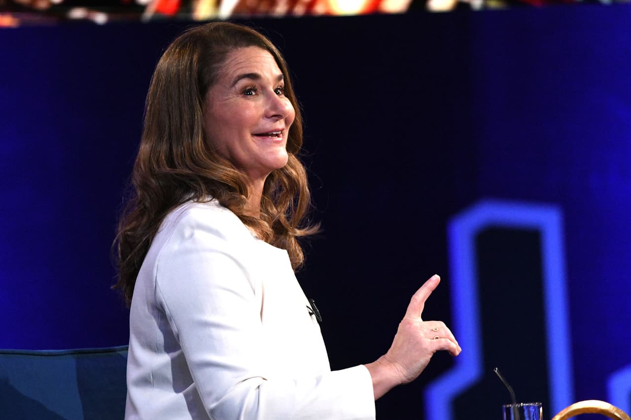 <b>Puesto 6. Melinda Gates</b>. Lidera junto a su esposo y fundador de Microsoft la Fundación Bill y Melinda Gates, 
<a href="https://www.univision.com/noticias/universidades/la-fundacion-gates-dona-210-millones-de-dolares-para-iniciativa-que-promete-transformar-la-salud-mundial">la organización benéfica privada más importante del mundo</a>. Melinda, exgerente general de Microsoft, coordina proyectos que ofrecen mejoras de educación, salud y saneamiento ambiental para personas sin recursos en todo planeta.