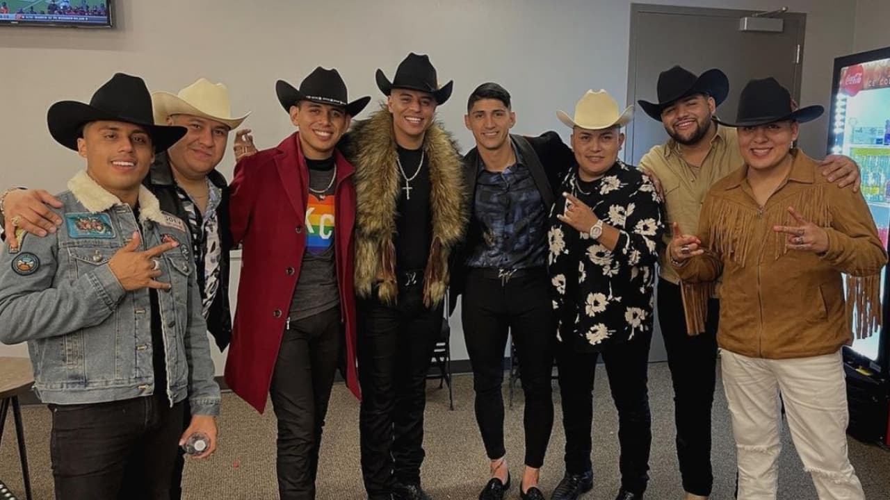 Pulido se divierte con Grupo Firme antes de  los Playoffs 