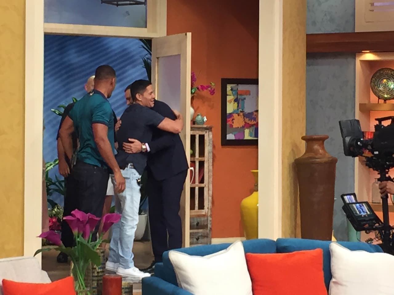 Abrazos y más abrazos para los protagonistas de una de las películas más esperado del verano.