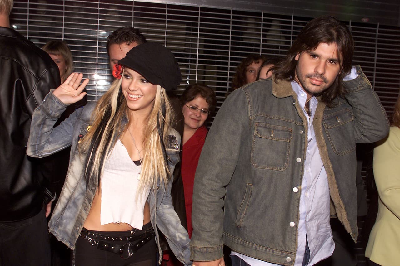 Durante la relación, Shakira conoció a su entonces suegro, Fernando de la Rúa, con quien entabló una amistad.