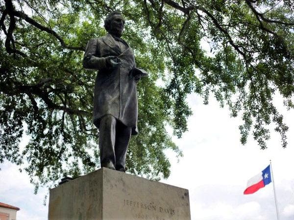 Remueven estatua confederada de la Universidad de Texas