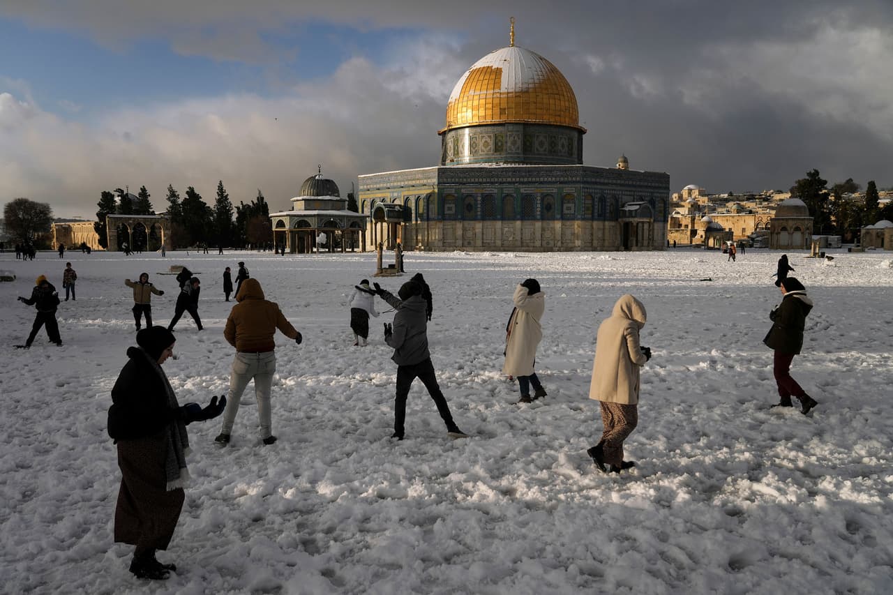 Palestinos jugando con la nieve frente a la Mezquita de la Cúpula de la Roca.